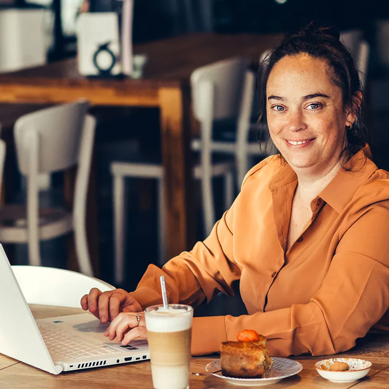 Webdesigner Molina van SjopSjop werkt op haar laptop aan de ontwikkeling van een website voor een ondernemer in West-Friesland