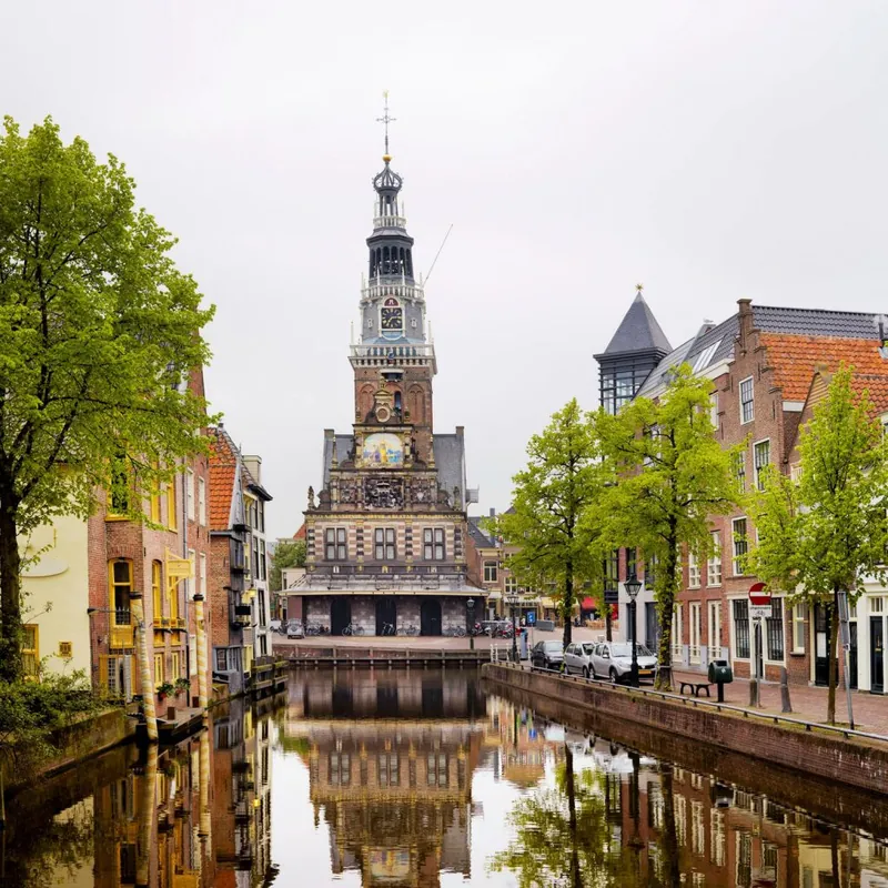Website laten maken in Alkmaar De Waag in Alkmaar weerspiegeld in de gracht, stad waar SjopSjop websites voor ondernemers maakt