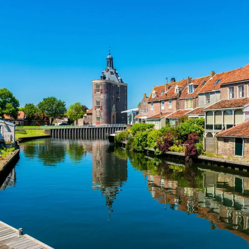 Website laten maken in Enkhuizen De Drommedaris in Enkhuizen gezien over het water, regio waar SjopSjop websites bouwt