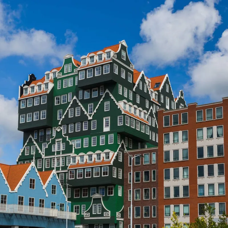 Website laten maken in Zaandam Het opvallende hotel met Zaanse huisjes in het centrum van Zaandam, stad waar SjopSjop websites maakt